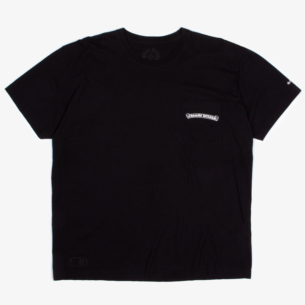 BLACK SCROLL LOGO POCKET TEE