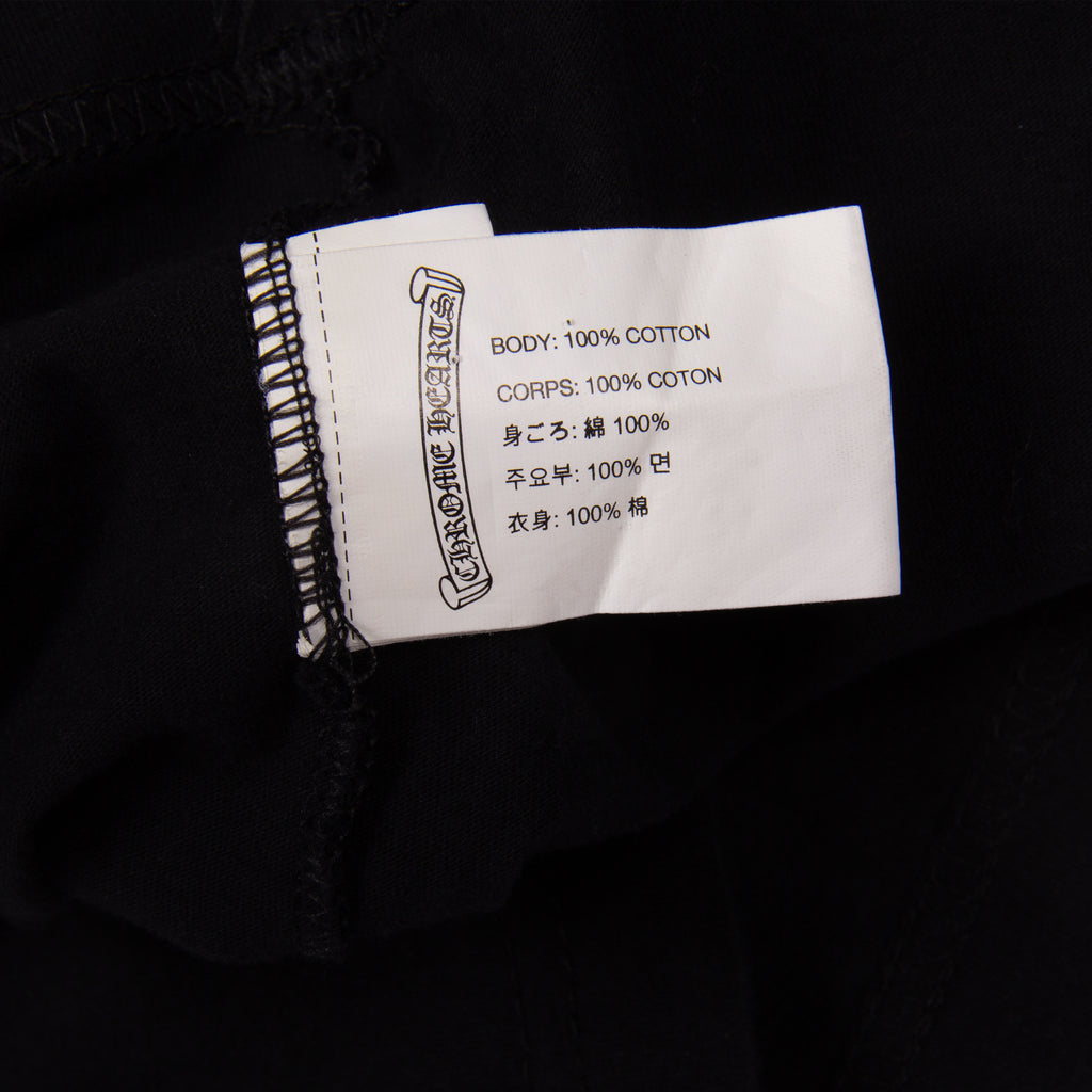 BLACK SCROLL LOGO POCKET TEE