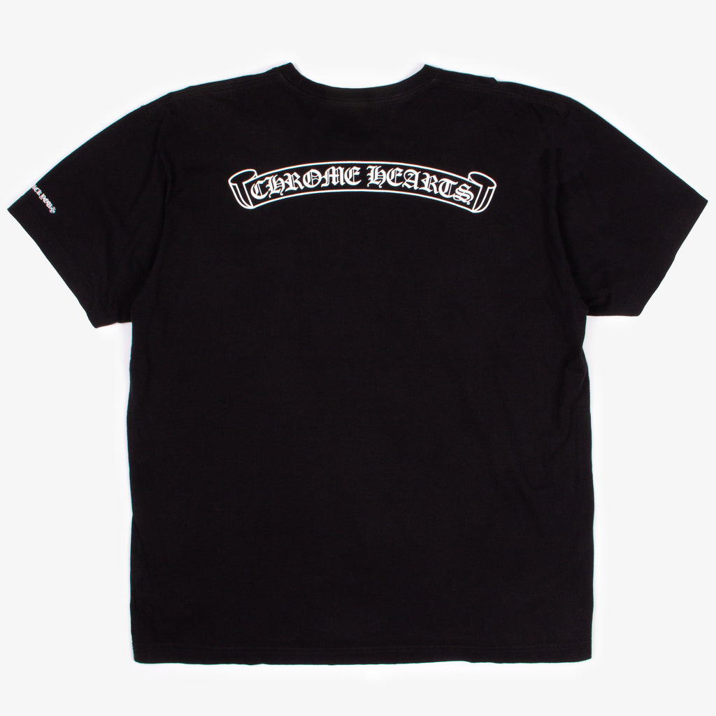 BLACK SCROLL LOGO POCKET TEE