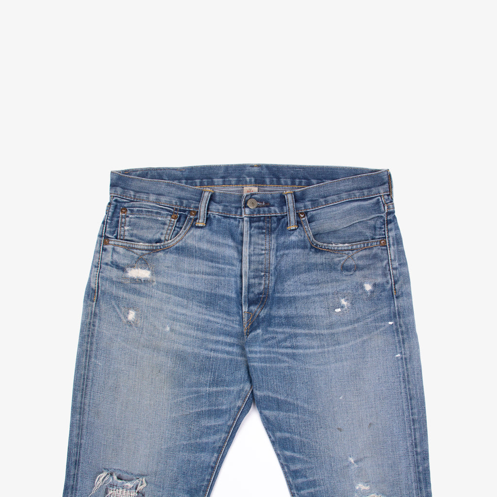 LIGHT WASH DISTRESSED DENIM