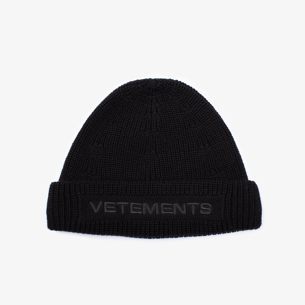 BLACK LOGO BEANIE