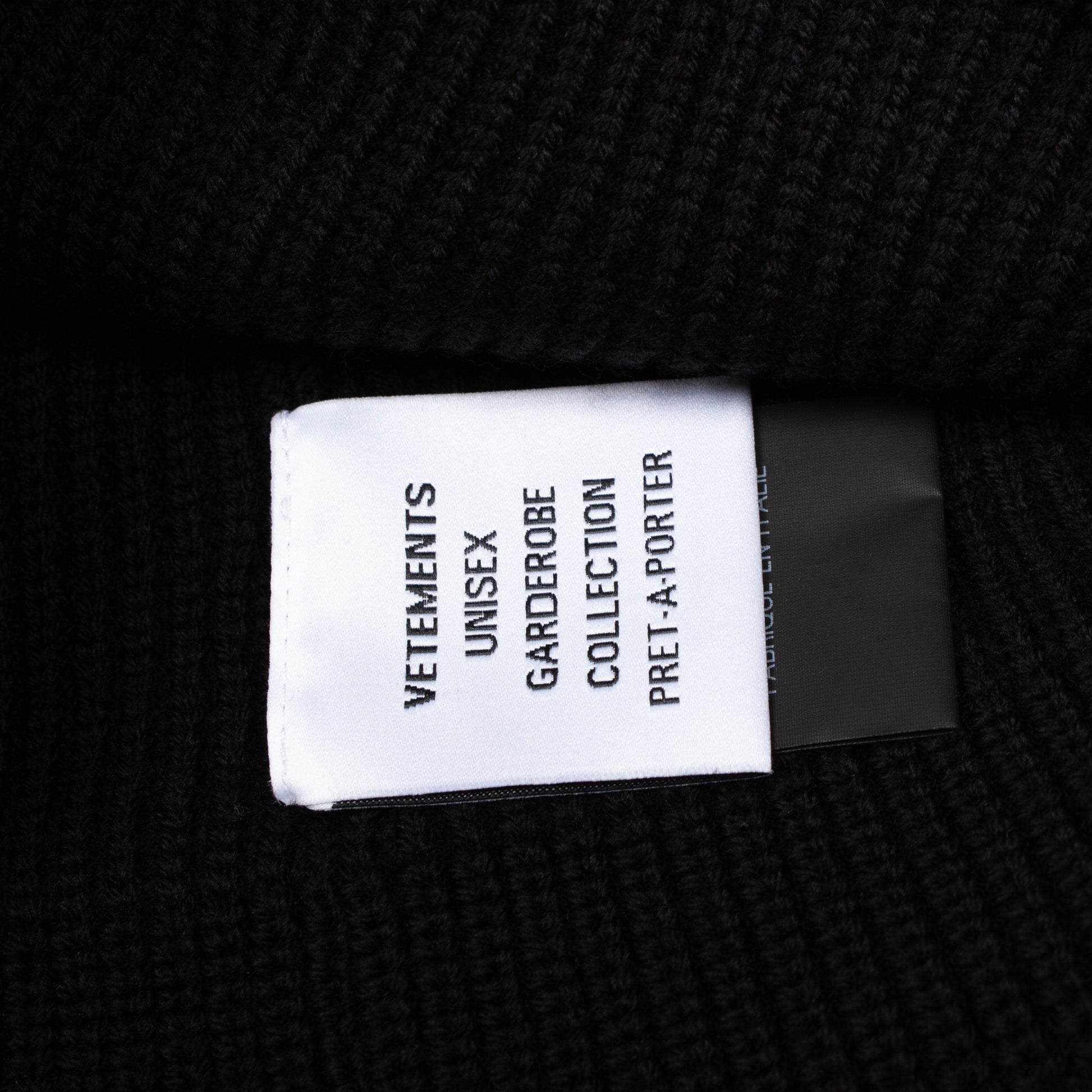 BLACK LOGO BEANIE