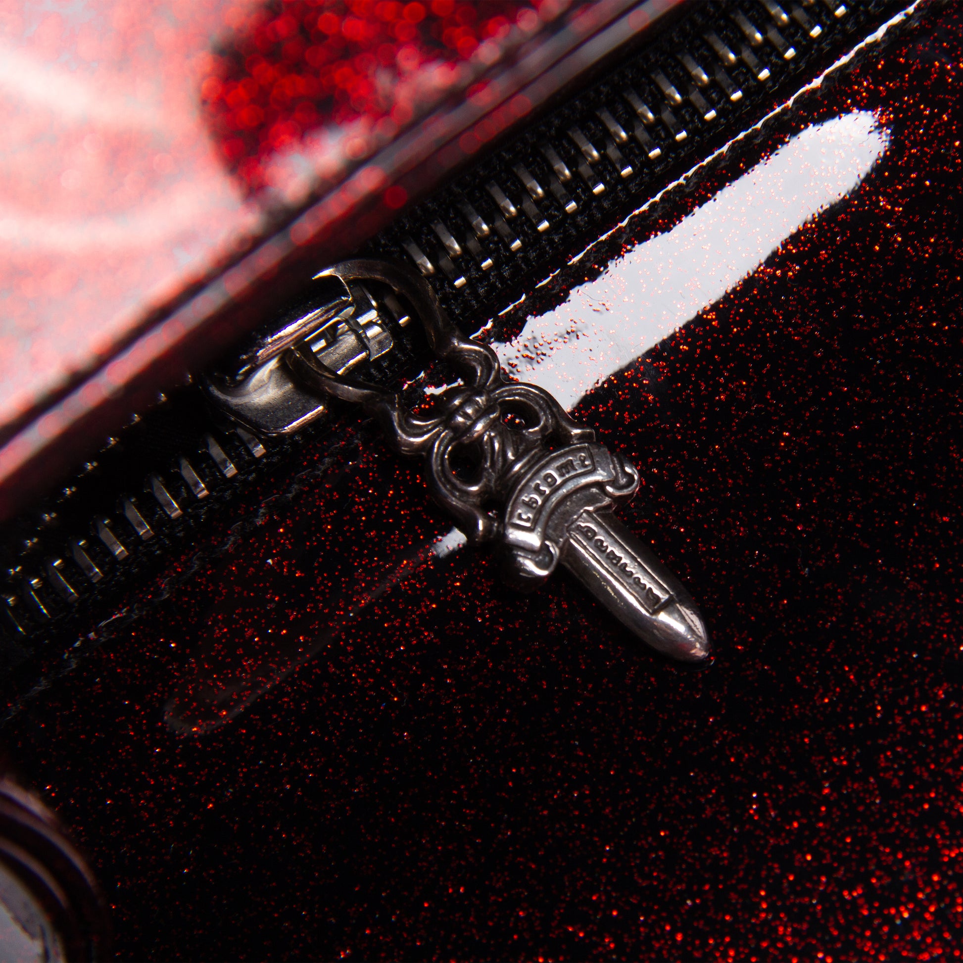 EXTRA LARGE DAGGER GLITTER FLAP BAG (1/1)